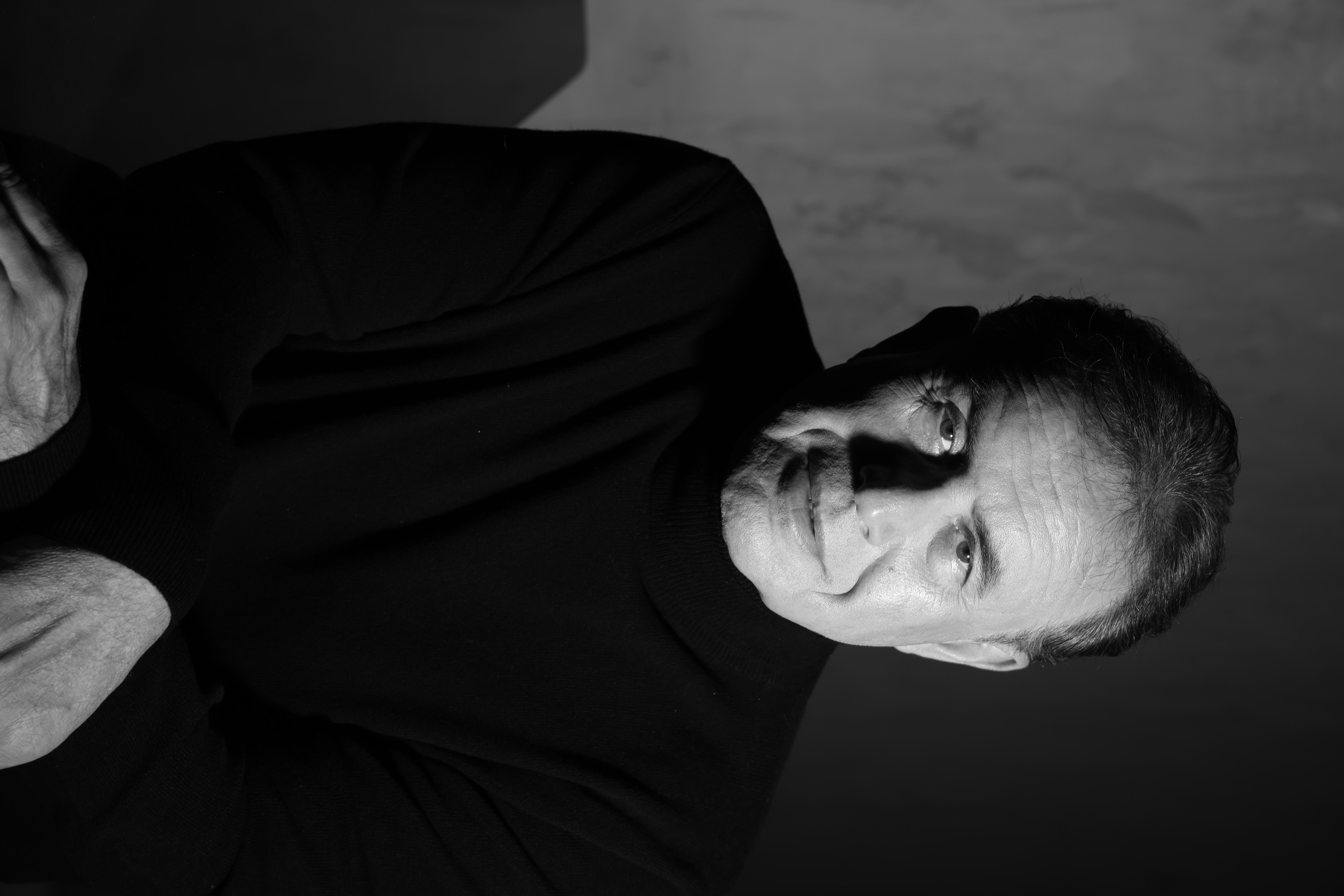 Dr. Nouriel Roubini with background 4